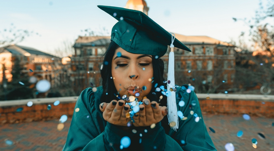 Host Your Graduation Party at a Dueling Piano Bar